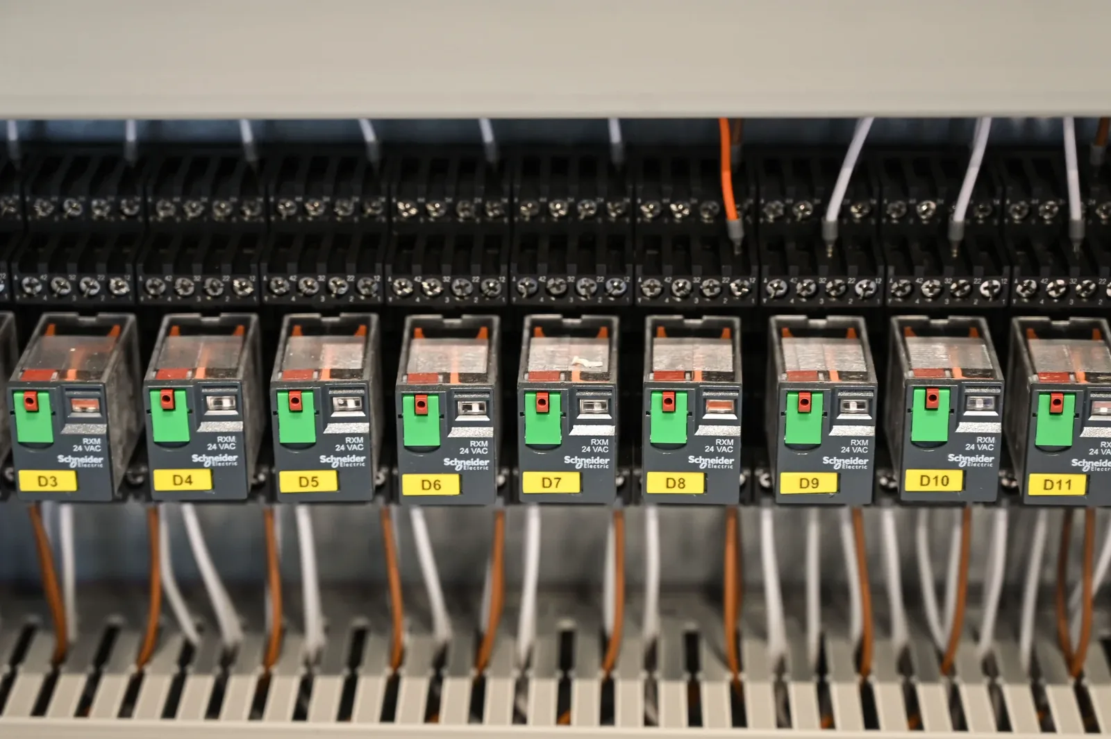 Pomiary i odbiory instalacji elektrycznej w Płocku Pomiary instalacji elektrycznej w Płocku przy szafie sterowniczej
